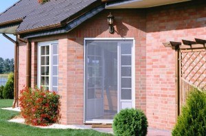 moskitnie-setki-na-balkonnuyu-dver